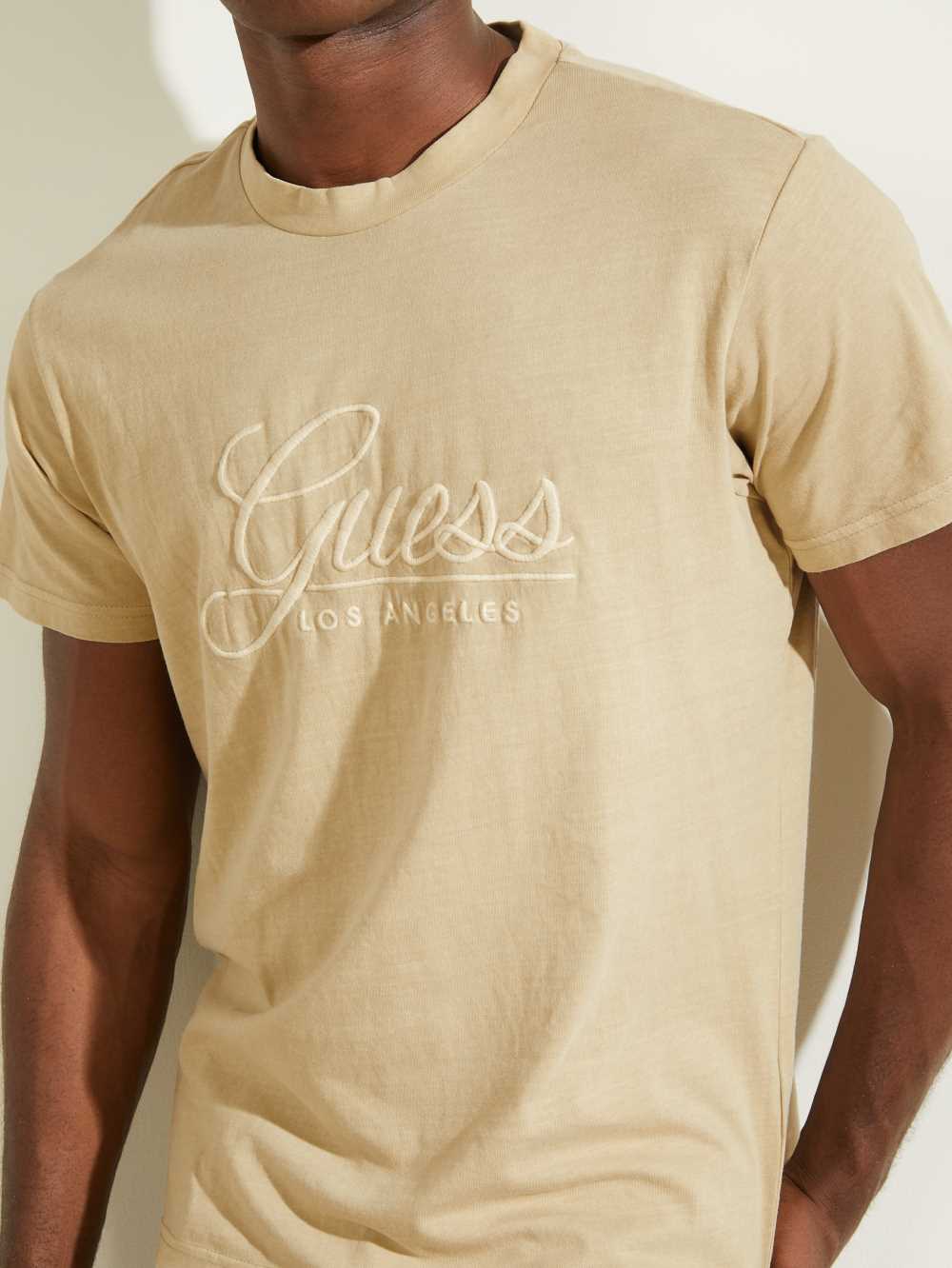 Beige Men's Guess Classical Embroidered Logo T-shirt Australia Sale | 835VFLYNR