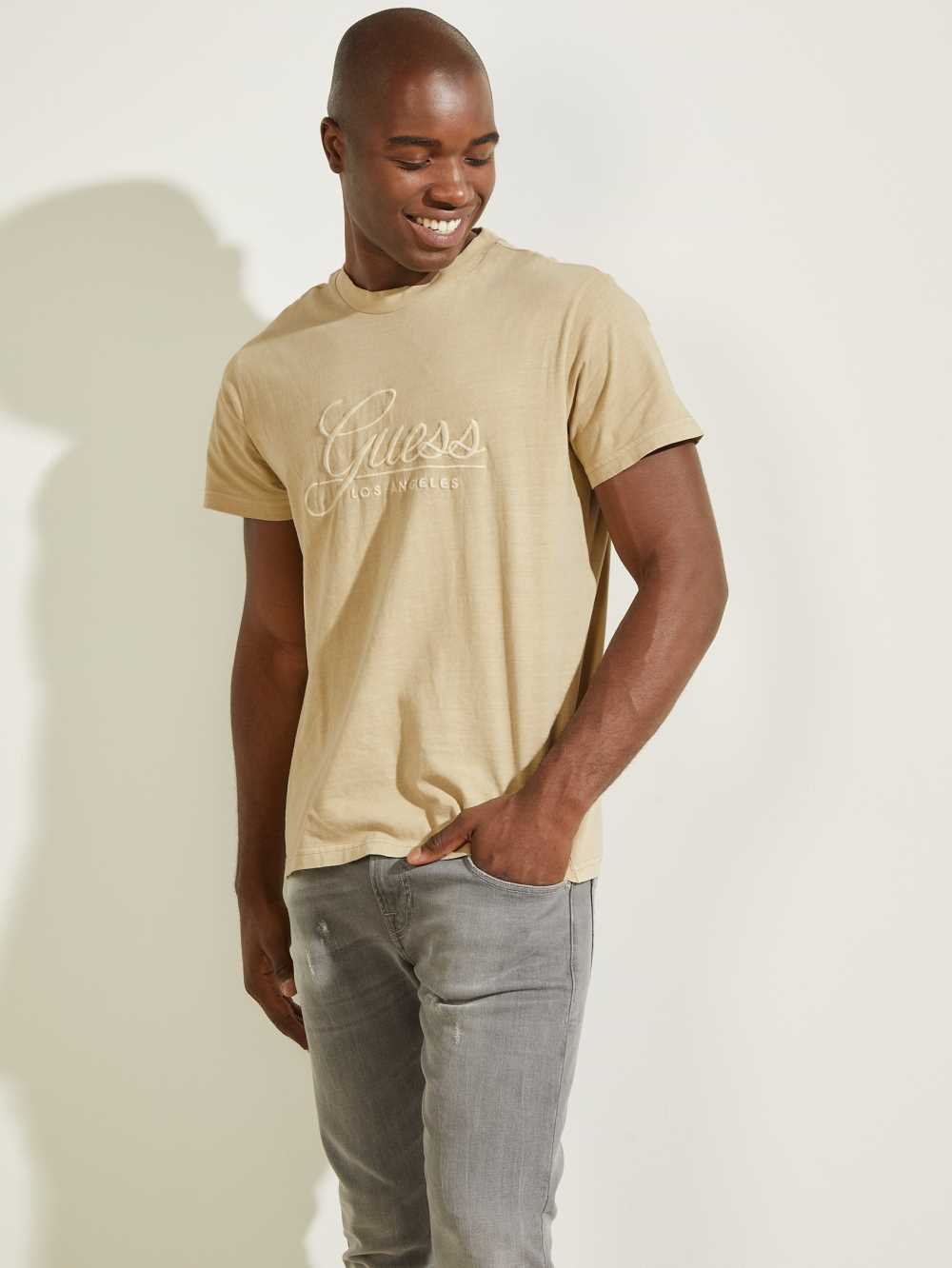 Beige Men\'s Guess Classical Embroidered Logo T-shirt Australia Sale | 835VFLYNR