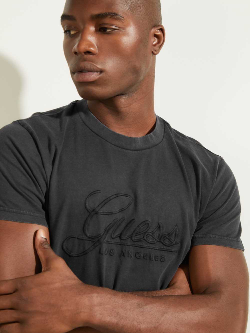 Black Men's Guess Classical Embroidered Logo T-shirt Australia Sale | 098UBTIQM