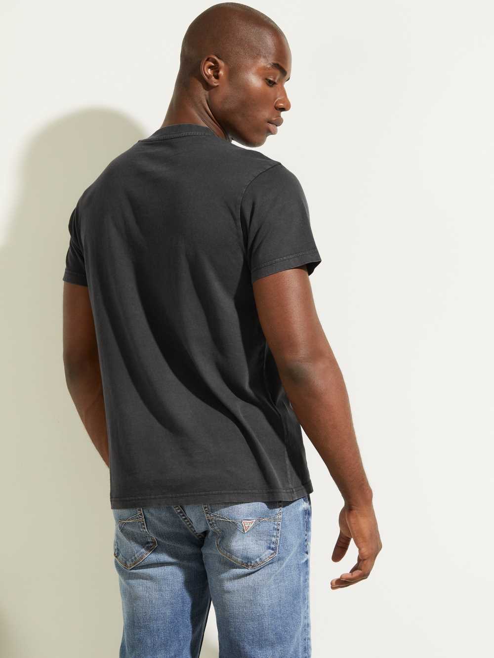 Black Men's Guess Classical Embroidered Logo T-shirt Australia Sale | 098UBTIQM