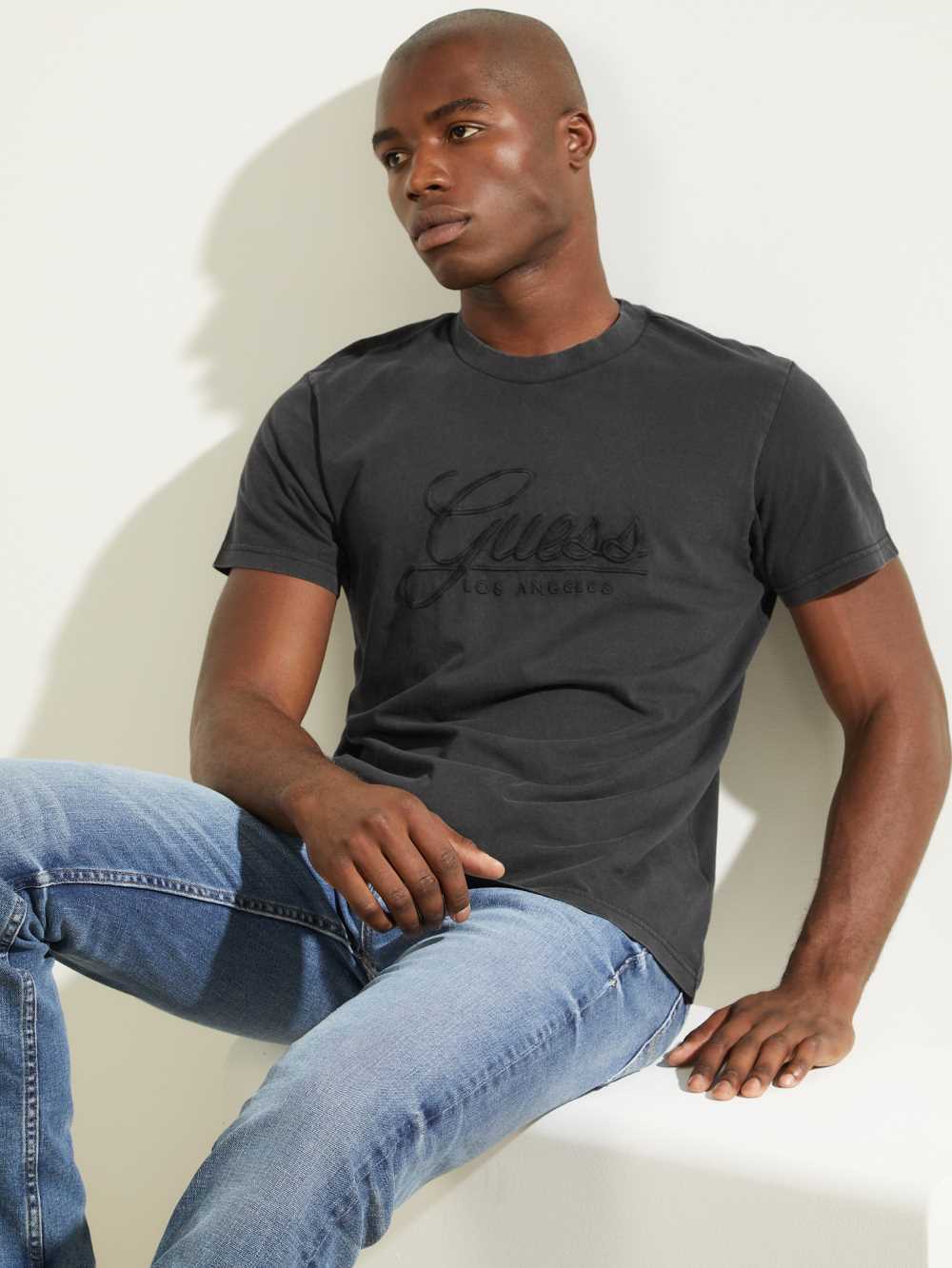 Black Men\'s Guess Classical Embroidered Logo T-shirt Australia Sale | 098UBTIQM