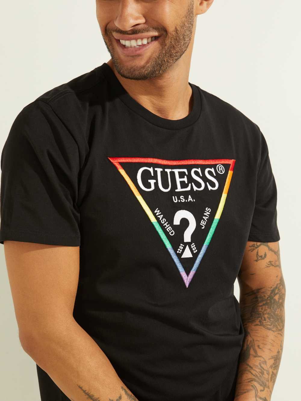 Black Men's Guess Embroidered Rainbow Logo T-shirt Australia Sale | 926XNKFYU