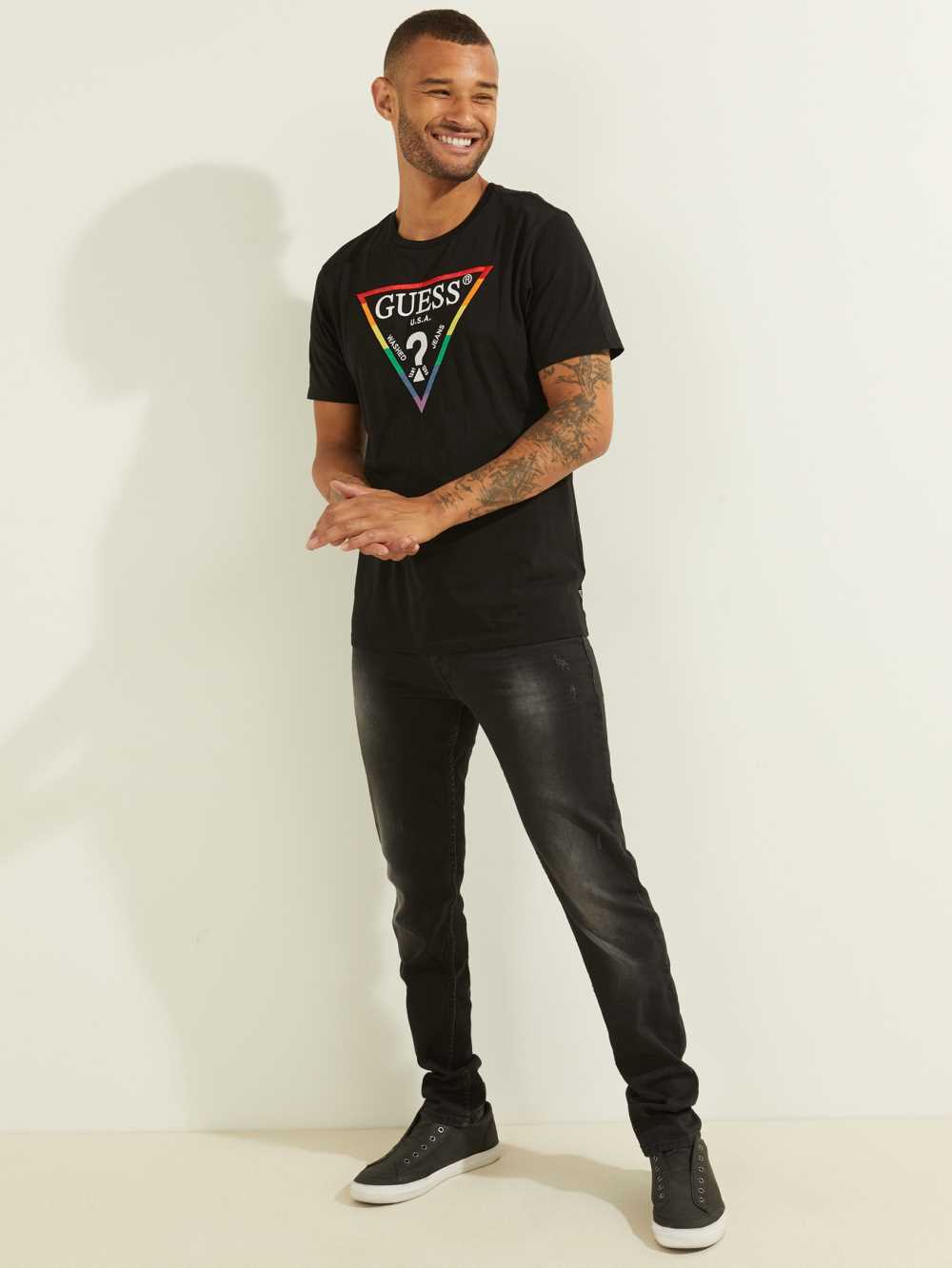 Black Men's Guess Embroidered Rainbow Logo T-shirt Australia Sale | 926XNKFYU