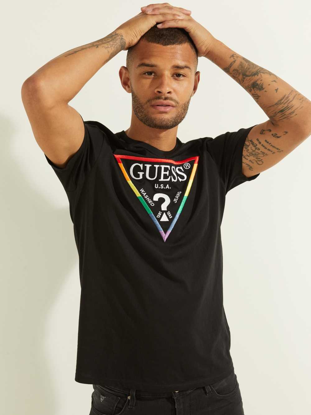 Black Men\'s Guess Embroidered Rainbow Logo T-shirt Australia Sale | 926XNKFYU