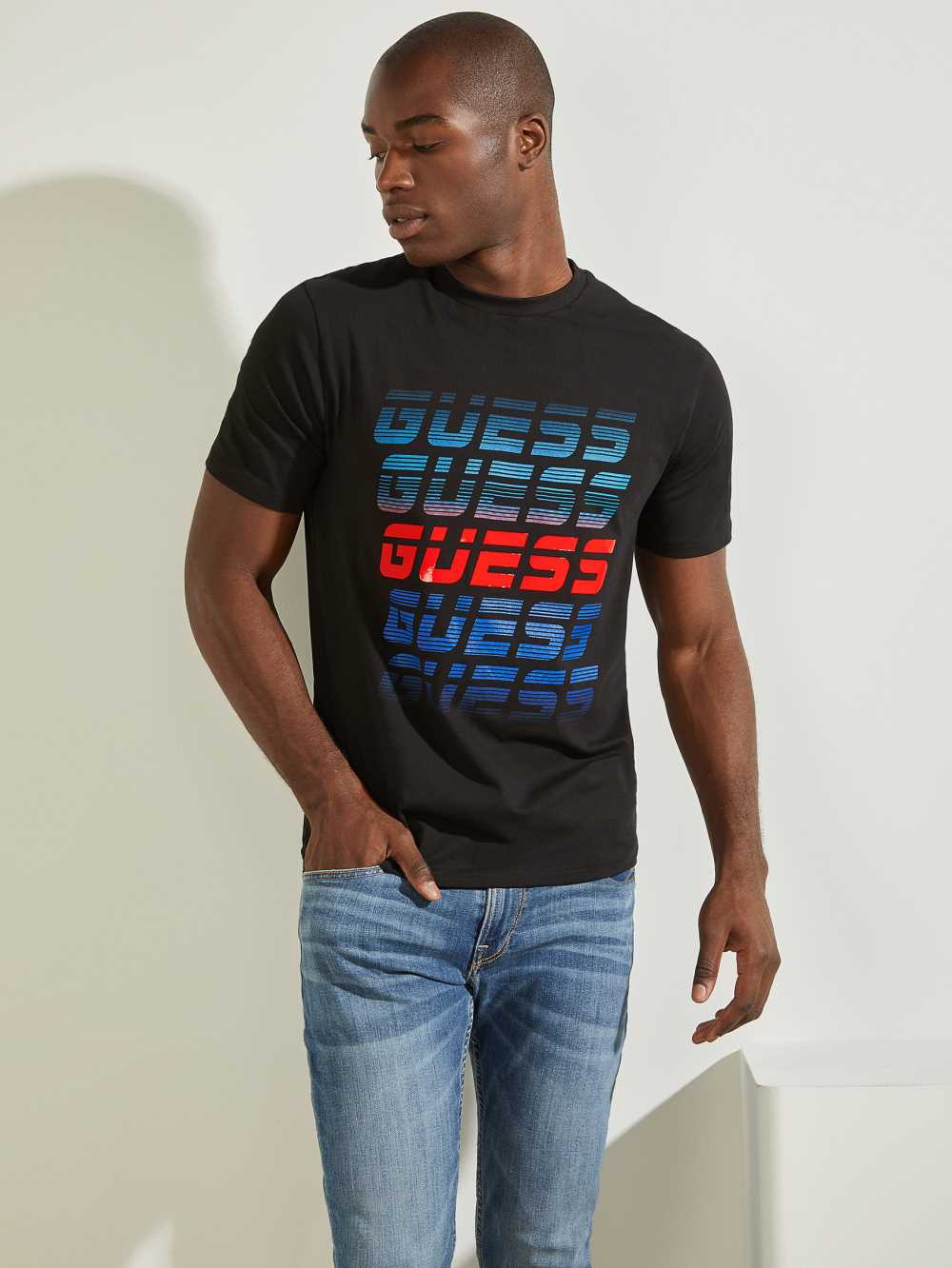 Black Men\'s Guess Repeat Logo T-shirt Australia Sale | 059ASHTJR