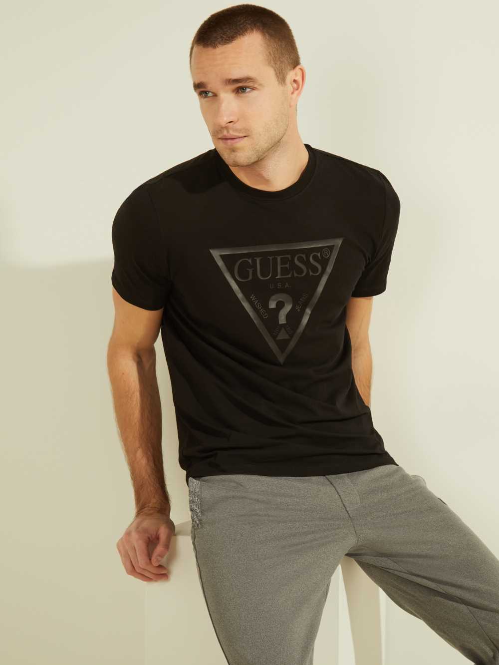 Black Men\'s Guess Tonal Logo T-shirt Australia Sale | 789CSZJQY