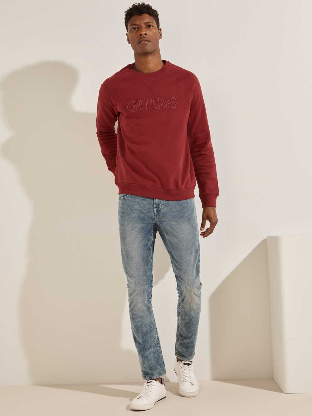 Burgundy Men's Guess Aldwin Crewneck Sweatshirt Australia Sale | 109LUNPHK