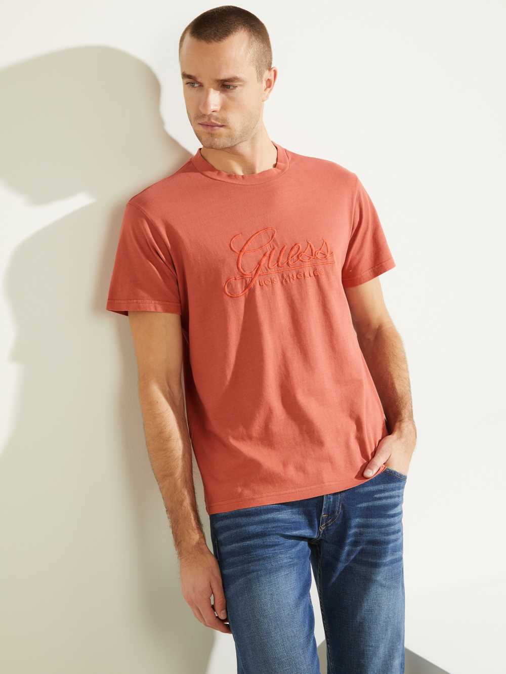 Red Men\'s Guess Classical Embroidered Logo T-shirt Australia Sale | 521DRLFJS